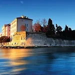 別荘 Front In Novigrad With Sauna ノビグラード・ダルメーシャ