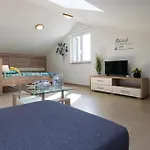 Nyaraló Amazing In Novigrad With Sauna *