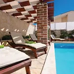 Beach Front Home In Novigrad With Sauna Holiday home *