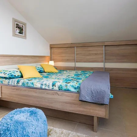 Beach Front Home In Novigrad With Sauna Vikendica