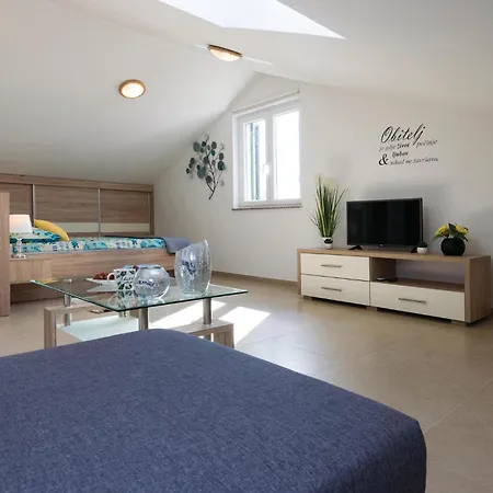 Vikendica Beach Front Home In Novigrad With Sauna *