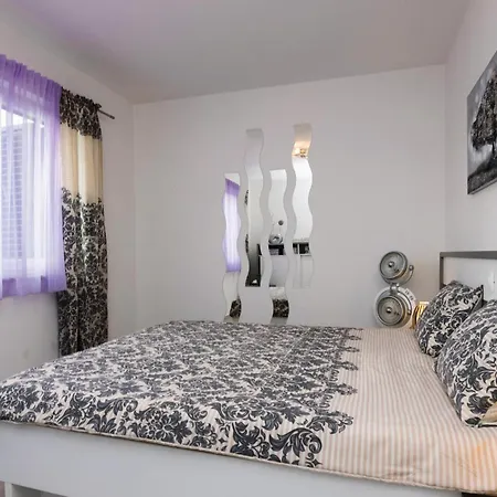 Vikendica Beach Front Home In Novigrad With Sauna